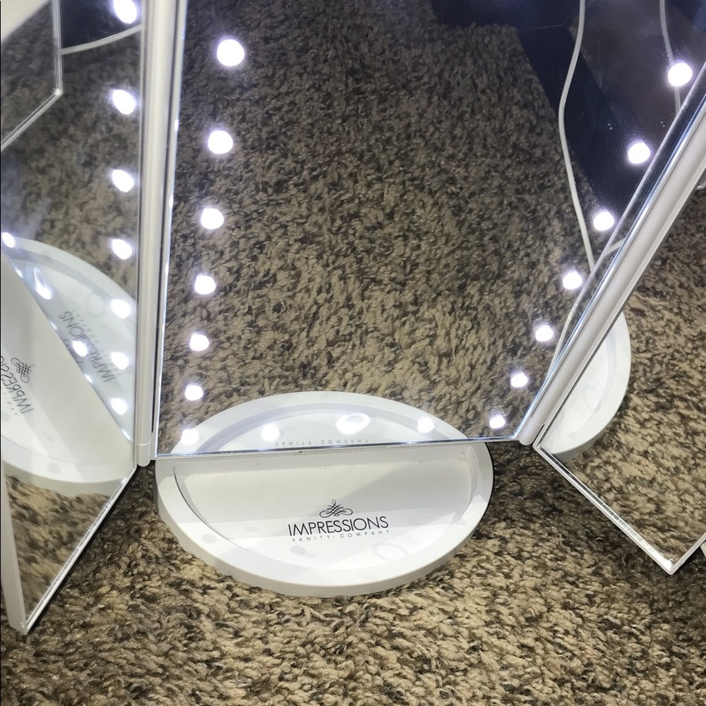 (SOLD‼️) TOUCH TRIFOLD DIMMABLE LED MAKEUP MIRROR - Picture 5 of 8